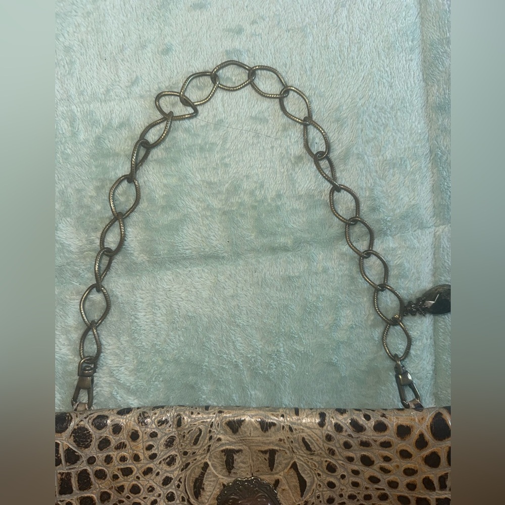 Elegant Crocodile Patterned Tan Handbag - Picture 4 of 11